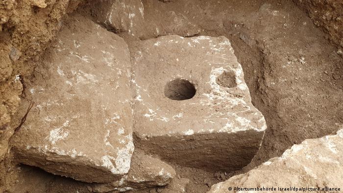 Debaixo desse banheiro antigo havia uma grande fossa séptica, mas o que marca a descoberta é que era um cubículo particular em uma residência particular