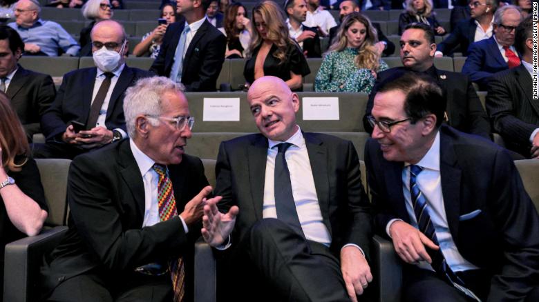 Sylvan Adams, Gianni Infantino e Steve Mnuchin participam do lançamento do "Centro Friedman para a Paz através da Força" no Museu da Tolerância em Jerusalém.