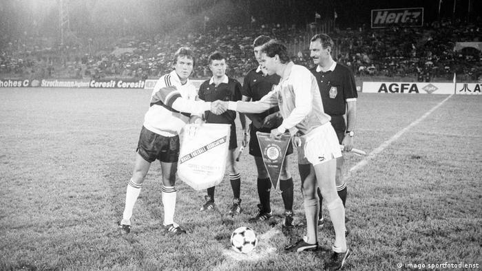 O capitão da Alemanha Lothar Matthäus (à esquerda) apertou a mão de seu homólogo israelense antes de um amistoso em 1987