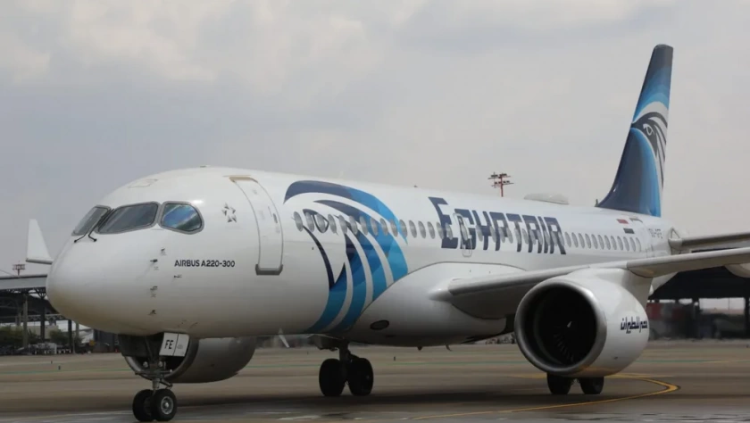 Avião da EgyptAir, unidade de porta-vozes da Autoridade Aeroportuária de Israel, logo após pousar no aeroporto Ben Gurion, perto de Tel Aviv, em 3 de outubro de 2021. O vôo que partiu do Cairo é o primeiro da companhia aérea egípcia desde a assinatura do tratado de paz entre Israel e o Egito em 1979.