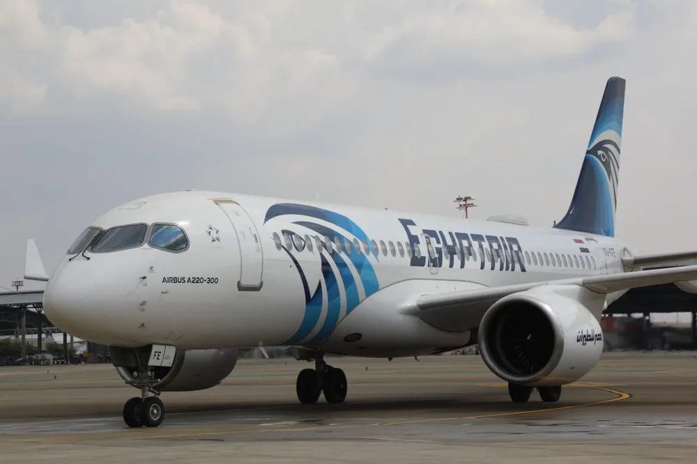 Avião da EgyptAir, unidade de porta-vozes da Autoridade Aeroportuária de Israel, logo após pousar no aeroporto Ben Gurion, perto de Tel Aviv, em 3 de outubro de 2021. O vôo que partiu do Cairo é o primeiro da companhia aérea egípcia desde a assinatura do tratado de paz entre Israel e o Egito em 1979.