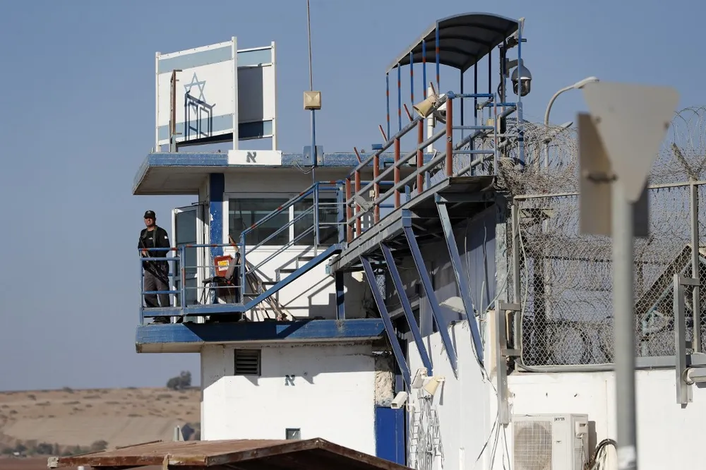 AHMAD GHARABLI / AFP Um membro das forças de segurança israelenses monta guarda na prisão Gilboa, no norte de Israel, em 18 de setembro de 2021.