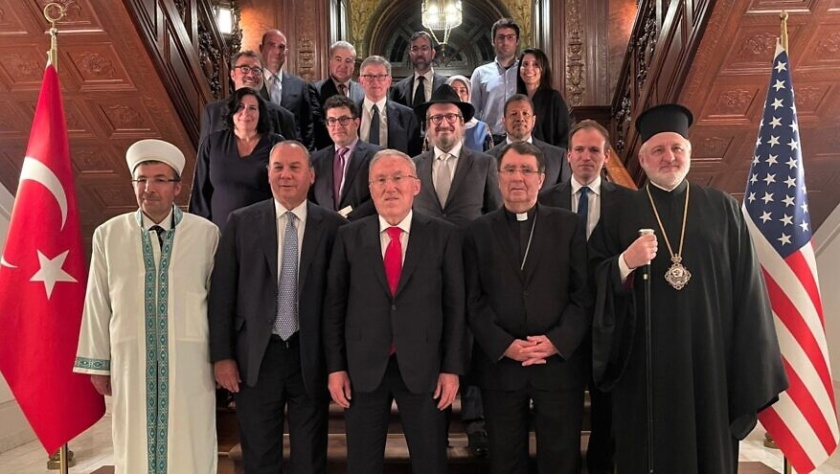 Rabino Mendy Chitrik, presidente da Aliança dos Rabinos nos Estados Islâmicos (segunda fila, segunda a partir da direita) em jantar Iftar na embaixada dos Estados Unidos em Istambul. (Fonte: Twitter)