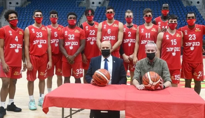 Bennett com o time do clube de basquete da capital israelense. Foto: Haim Zach / GPO