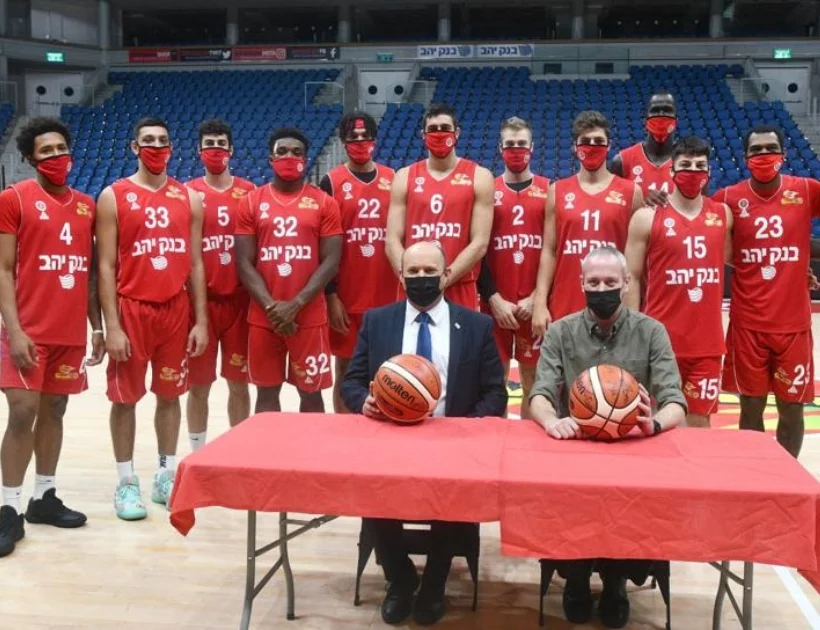 Bennett com o time do clube de basquete da capital israelense. Foto: Haim Zach / GPO