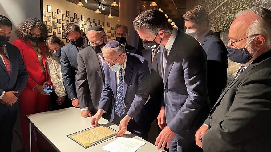 O governador da Califórnia, Gavin Newsom, vê “A Carta de Hitler” com membros do California Jewish Caucus, legisladores estaduais e (da esquerda) Simon Wiesenthal Center diretor executivo Meyer H. May, Simon Wiesenthal Center fundador e CEO Rabino Marvin Hier (centro) e Rabino Abraham Cooper, reitor associado do Simon Wiesenthal Center e diretor de ação social global, 6 de outubro de 2021 (Crédito: cortesia)