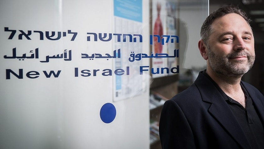 Daniel Sokatch, CEO do New Israel Fund, em seu escritório em Jerusalém, 4 de junho de 2015. (Hadas Parush / Flash90) Daniel Sokatch, CEO do Novo Fundo de Israel, originalmente queria chamar seu novo livro de “Israel WTF: Por que um pequeno país mediterrâneo leva tantas pessoas de maluco ”. Sokatch teve que suavizar o título, mas a natureza acalorada das discussões relacionadas a Israel ainda está em destaque no renomeado “Podemos falar sobre Israel ?: Um guia para os curiosos, confusos e em conflito”. Na terça-feira, o livro acessível cobre a história de Israel desde os tempos bíblicos até a formação do último governo israelense em junho de 2021. Ele também lida com questões polêmicas, incluindo os assentamentos, o status dos árabes israelenses, o apoio cristão evangélico a Israel e o movimento de Boicote, Desinvestimento, Sanções (BDS) contra Israel. Sokatch sabe que as pessoas que tomam problema com o Fundo Nova Israel - a 30-year-old, com sede nos EUA financiamento sem fins lucrativos Israel baseada em organizações e iniciativas de direitos civis e humanos, bem como os esforços de resolução de reconciliação e de conflito abrangendo a Linha Verde - pode não esteja inclinado a ler o livro. “Se você tem noções preconcebidas e uma opinião endurecida - esquerda ou direita, pró ou contra - provavelmente você não terá muita paciência para o livro, que é repleto de nuances e tem empatia pelos dois lados do debate”, Sokatch disse em uma entrevista recente ao The Times of Israel de sua casa em San Francisco.