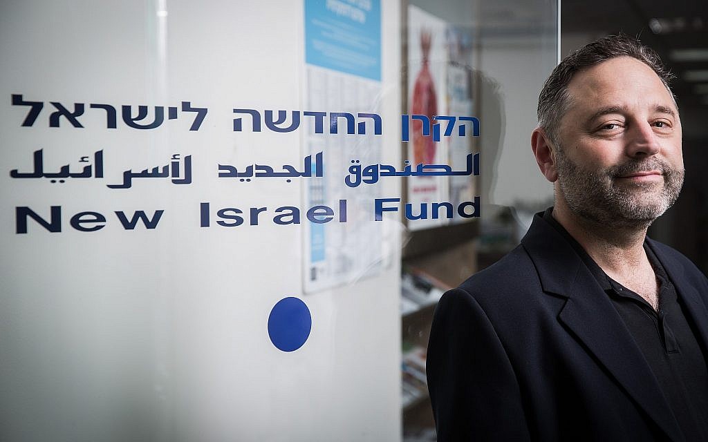 Daniel Sokatch, CEO do New Israel Fund, em seu escritório em Jerusalém, 4 de junho de 2015. (Hadas Parush / Flash90) Daniel Sokatch, CEO do Novo Fundo de Israel, originalmente queria chamar seu novo livro de “Israel WTF: Por que um pequeno país mediterrâneo leva tantas pessoas de maluco ”. Sokatch teve que suavizar o título, mas a natureza acalorada das discussões relacionadas a Israel ainda está em destaque no renomeado “Podemos falar sobre Israel ?: Um guia para os curiosos, confusos e em conflito”. Na terça-feira, o livro acessível cobre a história de Israel desde os tempos bíblicos até a formação do último governo israelense em junho de 2021. Ele também lida com questões polêmicas, incluindo os assentamentos, o status dos árabes israelenses, o apoio cristão evangélico a Israel e o movimento de Boicote, Desinvestimento, Sanções (BDS) contra Israel. Sokatch sabe que as pessoas que tomam problema com o Fundo Nova Israel - a 30-year-old, com sede nos EUA financiamento sem fins lucrativos Israel baseada em organizações e iniciativas de direitos civis e humanos, bem como os esforços de resolução de reconciliação e de conflito abrangendo a Linha Verde - pode não esteja inclinado a ler o livro. “Se você tem noções preconcebidas e uma opinião endurecida - esquerda ou direita, pró ou contra - provavelmente você não terá muita paciência para o livro, que é repleto de nuances e tem empatia pelos dois lados do debate”, Sokatch disse em uma entrevista recente ao The Times of Israel de sua casa em San Francisco.