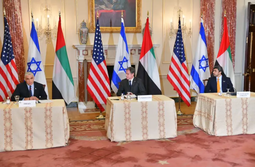 Encontro trilateral entre Blinken, Lapid e Bin Zayed (crédito da foto: MINISTÉRIO ESTRANGEIRO)