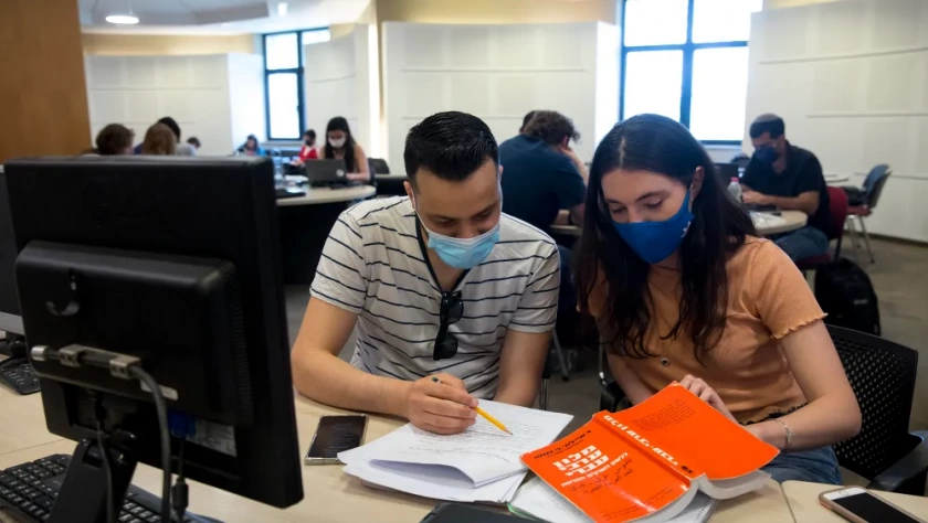 Estudantes israelenses no campus Mount Scopus da Universidade Hebraica em Jerusalém em 19 de abril de 2021.