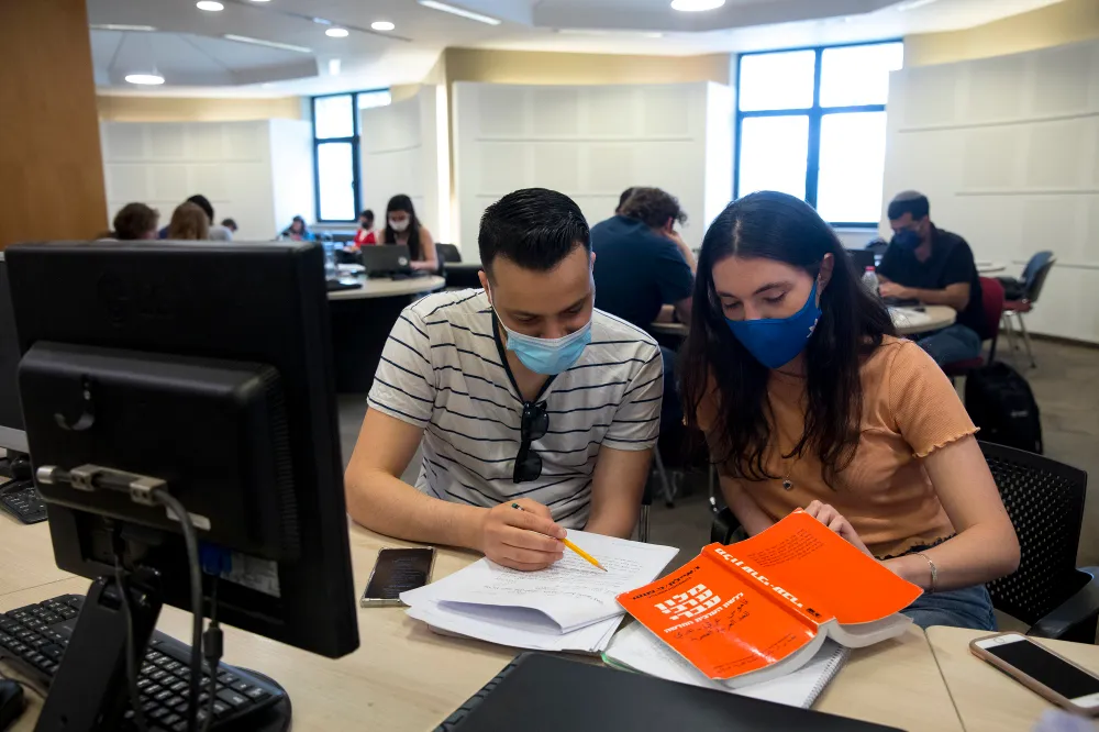 Estudantes israelenses no campus Mount Scopus da Universidade Hebraica em Jerusalém em 19 de abril de 2021.