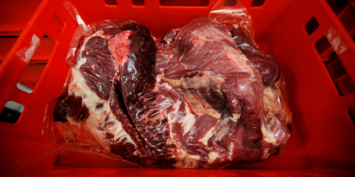(Ilustrativo) Carne kosher embalada a vácuo no matadouro Biernacki na Polônia. Foto: Reuters / Kacper Pempel.