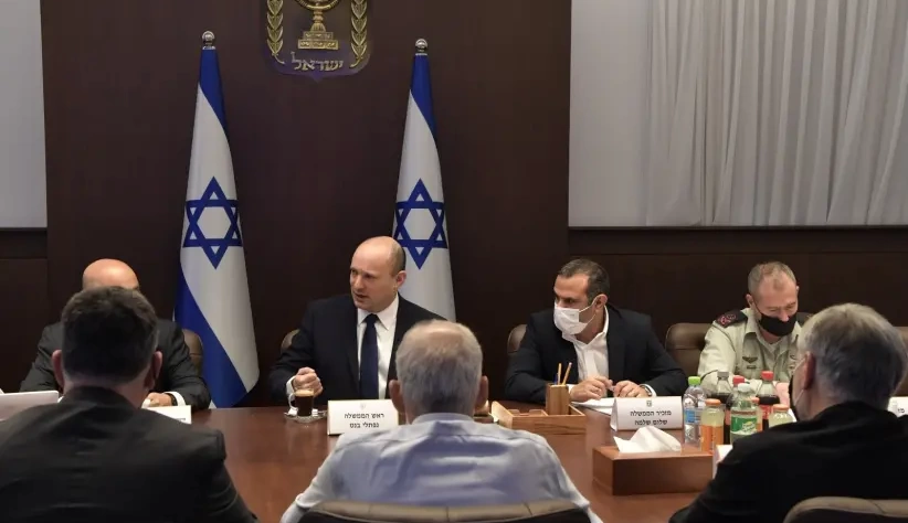 Naftali Bennett falando na reunião de gabinete sobre o combate à violência e ao crime no setor árabe, 3 de outubro de 2021. (crédito da foto: KOBI GIDEON / GPO)