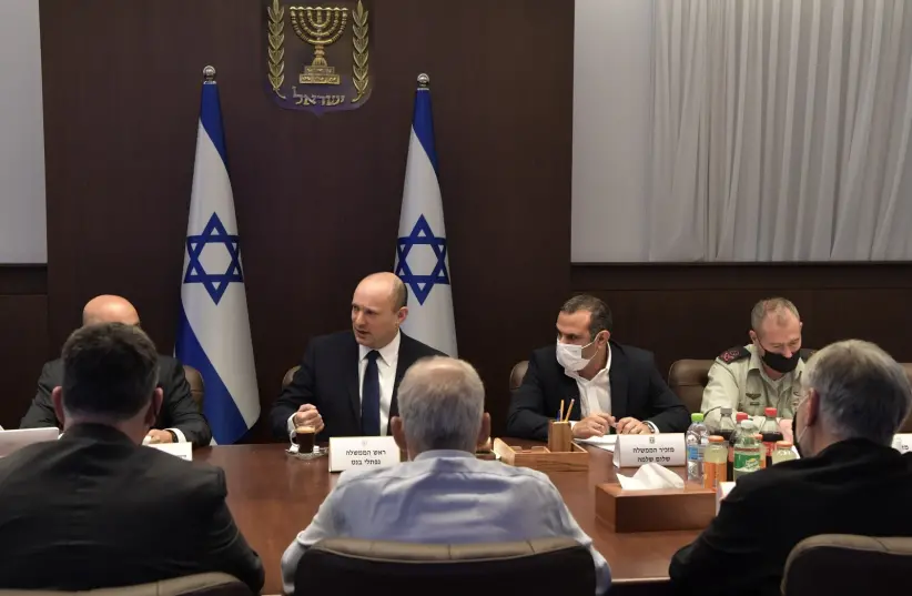 Naftali Bennett falando na reunião de gabinete sobre o combate à violência e ao crime no setor árabe, 3 de outubro de 2021. (crédito da foto: KOBI GIDEON / GPO)