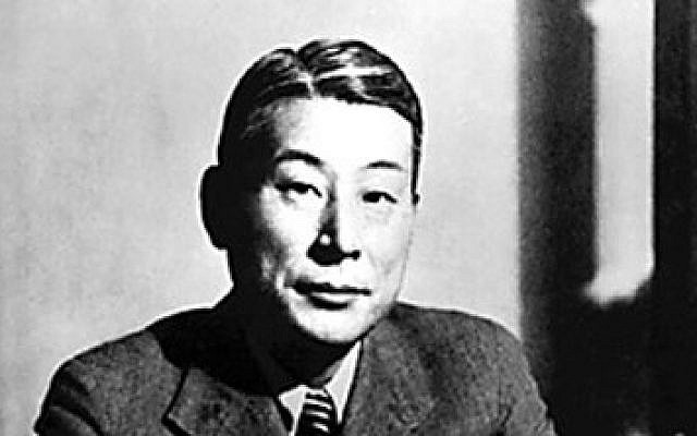 O diplomata japonês Sugihara Chiune, que ajudou a salvar a vida de milhares de judeus como cônsul imperial na Lituânia na Segunda Guerra Mundial. (Domínio público via Wikimedia Commons)