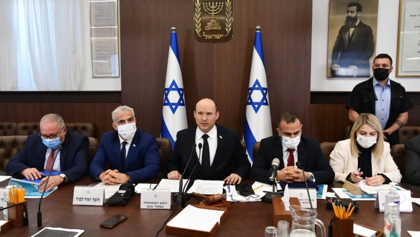 O primeiro-ministro Naftalí Bennett lidera a reunião do gabinete Foto: GPO / Haim Zach