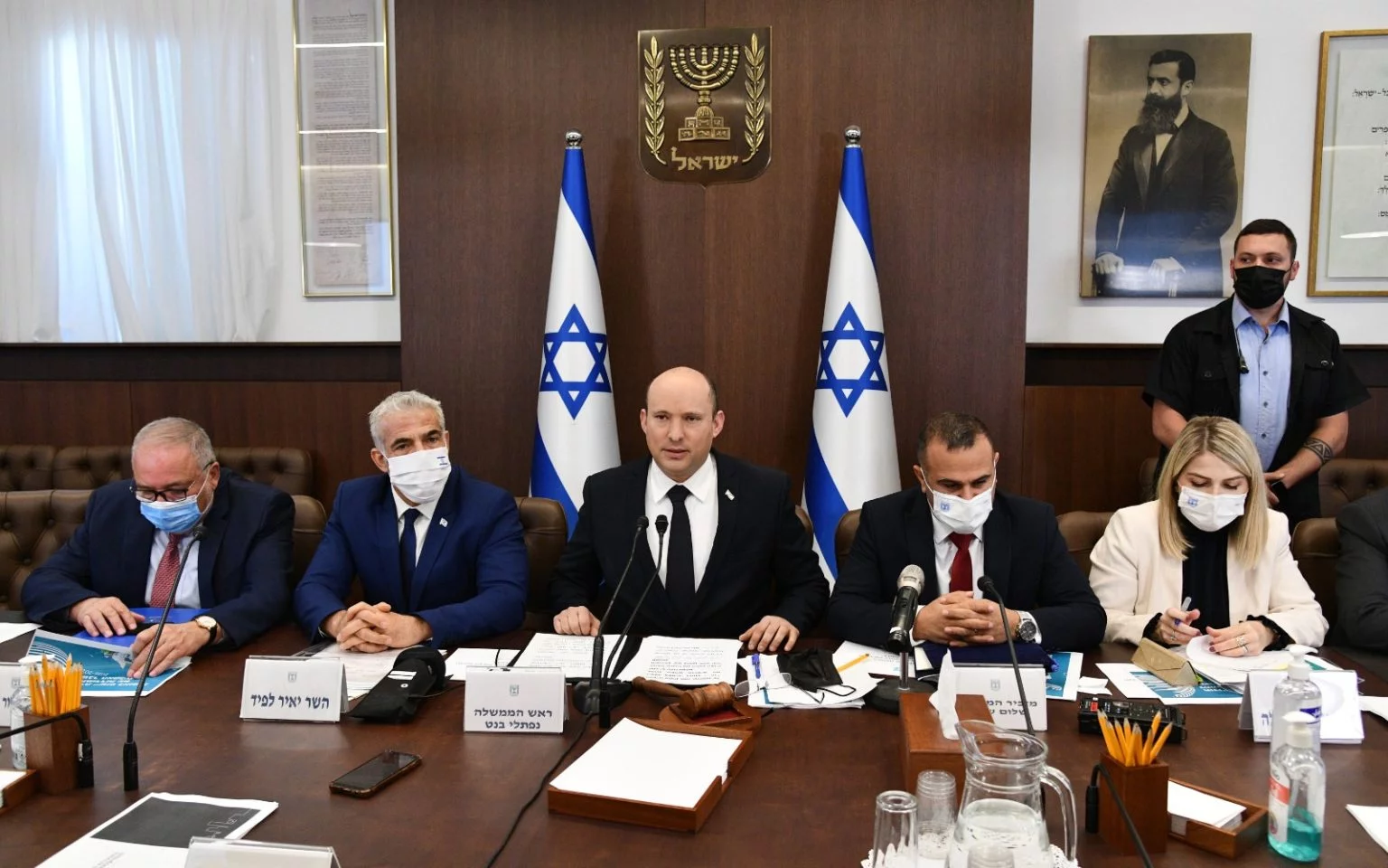 O primeiro-ministro Naftalí Bennett lidera a reunião do gabinete Foto: GPO / Haim Zach