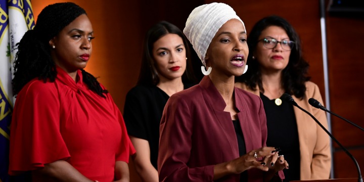 Os representantes dos EUA Ayanna Pressley (D-MA), Ilhan Omar (D-MN), Alexandria Ocasio-Cortez (D-NY) e Rashida Tlaib (D-MI) dão uma entrevista coletiva depois que os democratas no Congresso dos EUA decidiram condenar formalmente o presidente Ataques de Donald Trump às quatro congressistas minoritárias. Foto: Reuters / Erin Scott.