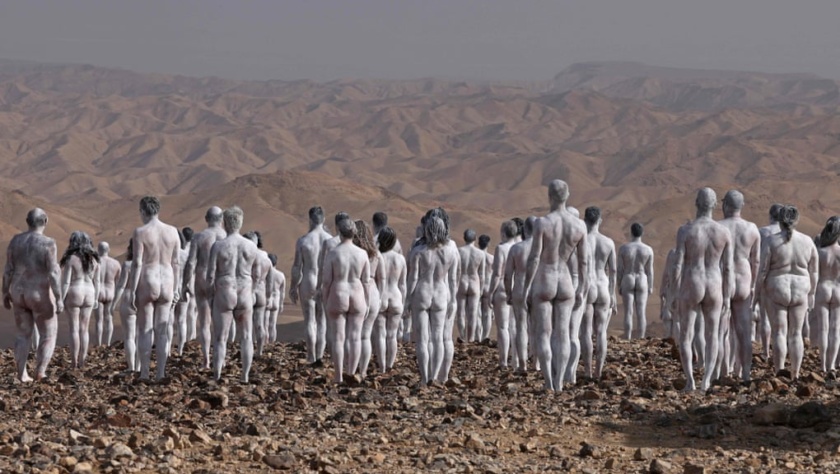 Os participantes posam nus para o fotógrafo de arte Spencer Tunick em Israel, ao lado do Mar Morto. Fotografia: Menahem Kahana / AFP / Getty Images