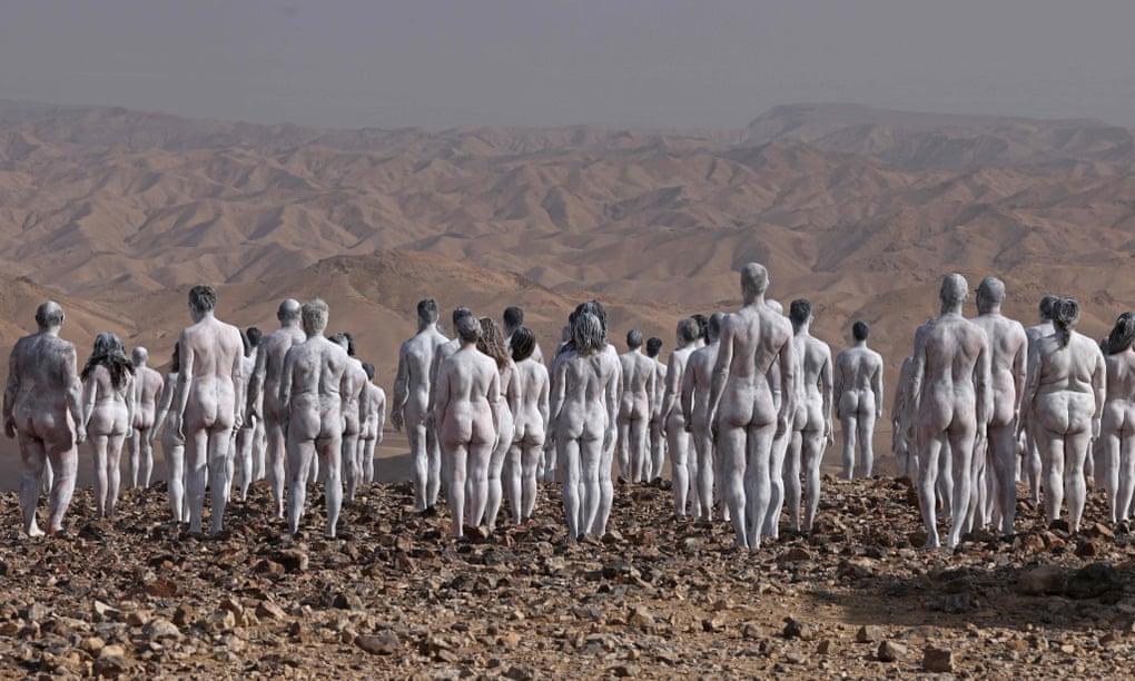 Os participantes posam nus para o fotógrafo de arte Spencer Tunick em Israel, ao lado do Mar Morto. Fotografia: Menahem Kahana / AFP / Getty Images