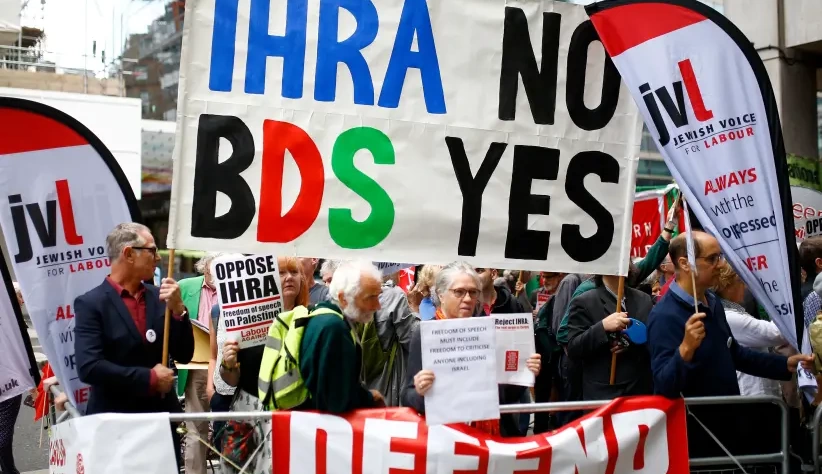 PROTESTANDO FORA de uma reunião da Executiva Nacional do Partido Trabalhista Britânico, que foi marcada para discutir a definição do partido de anti-semitismo, em Londres em setembro de 2018 (crédito da foto: HENRY NICHOLLS / REUTERS)