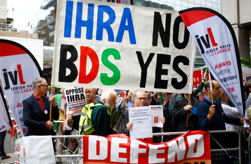 PROTESTANDO FORA de uma reunião da Executiva Nacional do Partido Trabalhista Britânico, que foi marcada para discutir a definição do partido de anti-semitismo, em Londres em setembro de 2018 (crédito da foto: HENRY NICHOLLS / REUTERS)