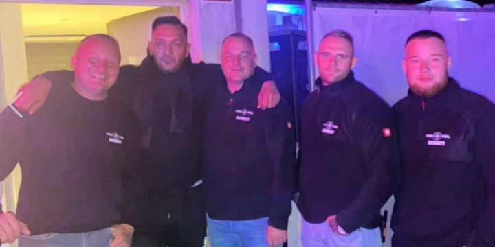 Funcionários da Pro GSL Security - uma empresa alemã com ligações neonazistas - são vistos em serviço em setembro de 2020 (Foto: Facebook)