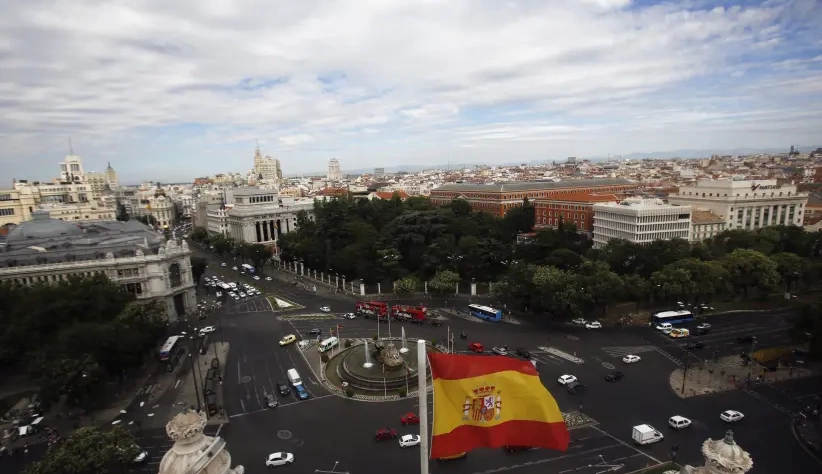 Uma bandeira espanhola tremula no ar enquanto a capital da Espanha é vista do deque do observatório da prefeitura de Madrid, 7 de agosto de 2013