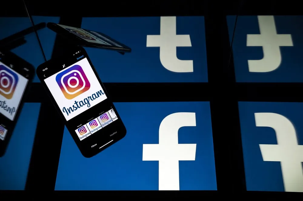 Esta foto de arquivo tirada em 05 de outubro de 2020 em Toulouse, França, mostra logotipos das redes sociais americanas Facebook e Instagram nas telas de um tablet e um celular (Lionel Bonaventure / AFP)