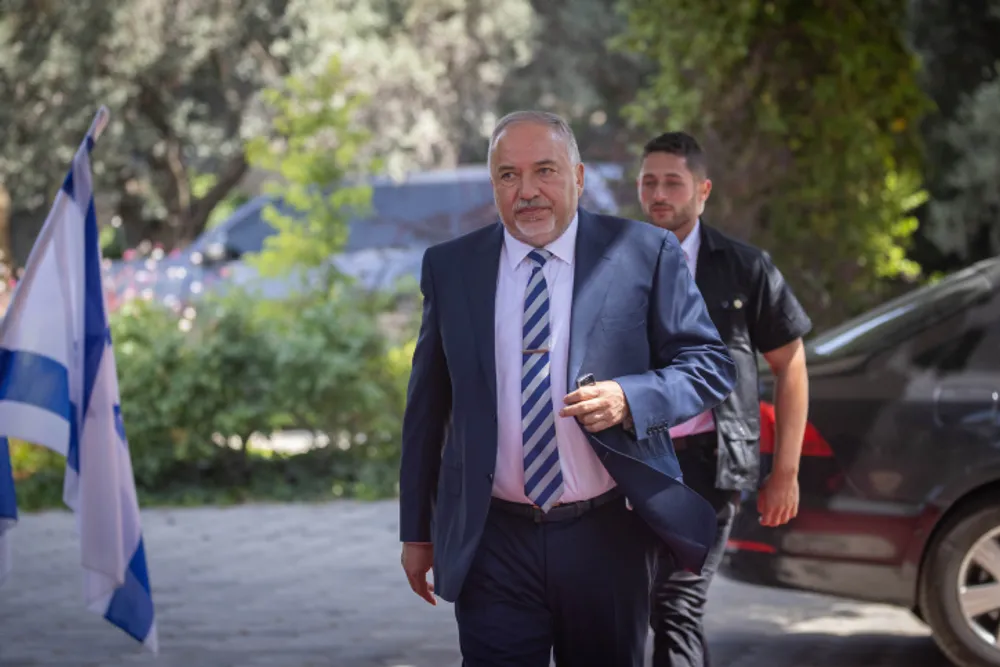 O Ministro das Finanças de Israel, Avigdor Liberman, chega à Residência do Presidente em Jerusalém, em 14 de junho de 2021. (Foto de Yonatan Sindel / Flash90)