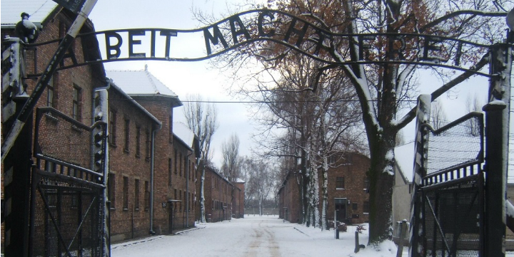 O portão principal do campo de concentração de Auschwitz. (Foto: Museu e Memorial de Auschwitz-Birkenau.)