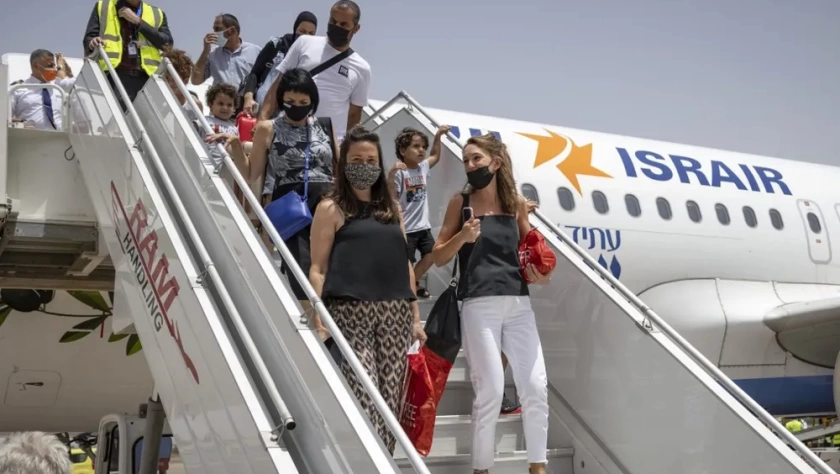 Turistas israelenses chegam ao Aeroporto Internacional de Marrakech-Menara no primeiro vôo comercial direto entre Israel e Marrocos, no dia 25 de julho de 2021. (FADEL SENNA / AFP)