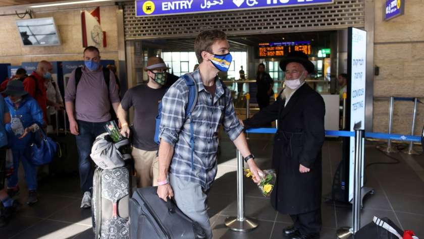 Pessoas que chegaram ao Aeroporto Internacional Ben Gurion em Lod, perto de Tel Aviv, em maio passado, quando parentes imediatos que foram vacinados foram autorizados a entrar no país. (Crédito: Ronen Zvulun / Reuters)