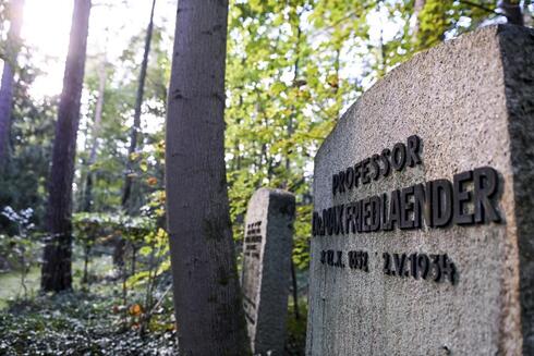 Lápide de Max Friedlaender no cemitério de Stahnsdorf, na Alemanha. (AP)
