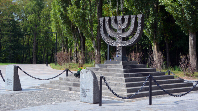 Um memorial em Babi Yar, na Ucrânia, local de um massacre em setembro de 1941 executado por forças alemãs e colaboradores ucranianos durante sua campanha contra a União Soviética na Segunda Guerra Mundial. (Crédito: meunierd / Shutterstock.)