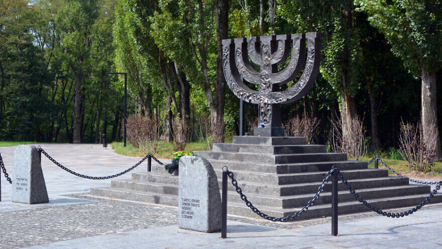 Um memorial em Babi Yar, na Ucrânia, local de um massacre em setembro de 1941 executado por forças alemãs e colaboradores ucranianos durante sua campanha contra a União Soviética na Segunda Guerra Mundial. (Crédito: meunierd / Shutterstock.)