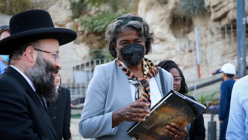 Embaixadora dos Estados Unidos na ONU, Linda Thomas-Greenfield, visita o Muro das Lamentações, o local mais sagrado do Judaísmo, na Cidade Velha de Jerusalém, durante sua visita a Israel, em 15 de novembro de 2021. (Foto de Yossi Zamir / Flash90 A)
