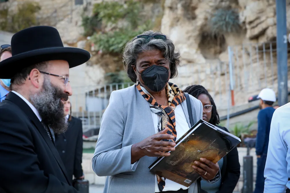 Embaixadora dos Estados Unidos na ONU, Linda Thomas-Greenfield, visita o Muro das Lamentações, o local mais sagrado do Judaísmo, na Cidade Velha de Jerusalém, durante sua visita a Israel, em 15 de novembro de 2021. (Foto de Yossi Zamir / Flash90 A)