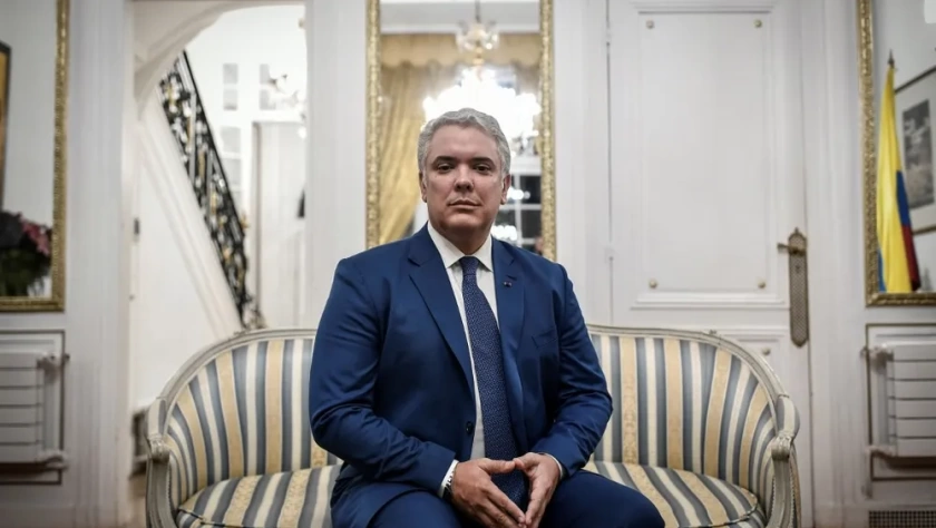 O presidente da Colômbia, Ivan Duque, posa durante uma sessão de fotos na residência da Embaixada da Colômbia em Paris em 3 de novembro de 2021. (Stephane de Sakutin | AFP)