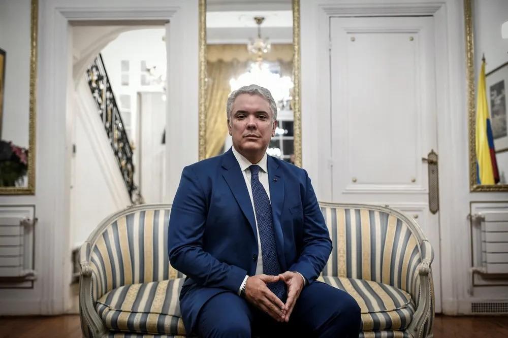 O presidente da Colômbia, Ivan Duque, posa durante uma sessão de fotos na residência da Embaixada da Colômbia em Paris em 3 de novembro de 2021. (Stephane de Sakutin | AFP)