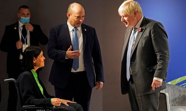 Boris Johnson (à direita) é apresentado à ministra de energia de Israel, Karine Elharrar (à esquerda), em Glasgow na terça-feira. (Fotografia: Reuters)