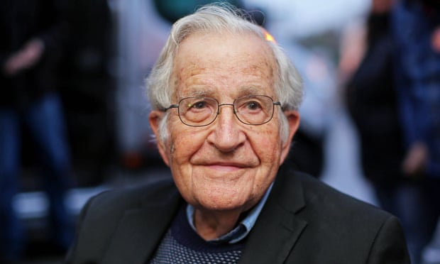 O lingüista norte-americano Noam Chomsky, que estava entre os 550 acadêmicos que assinaram a petição pedindo à Universidade de Glasgow que respeitasse a liberdade de expressão. (Fotografia: Heuler Andrey / AFP / Getty Images)