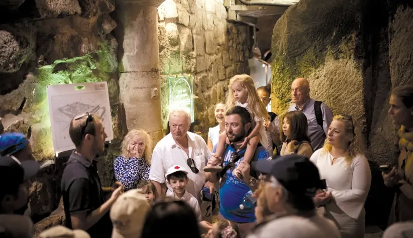 Do jeito que éramos: um grupo de turistas escuta seu guia dentro dos túneis do Muro das Lamentações (crédito da foto: HADAS PARUSH / FLASH90)