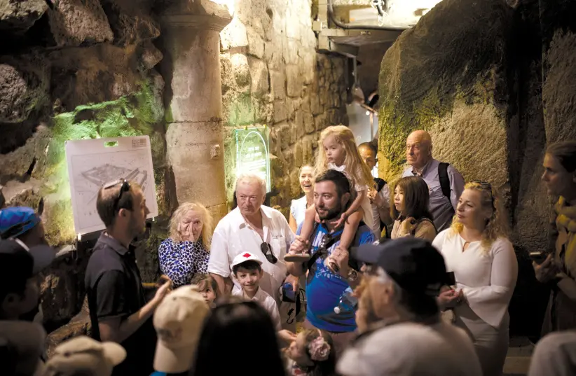 Do jeito que éramos: um grupo de turistas escuta seu guia dentro dos túneis do Muro das Lamentações (crédito da foto: HADAS PARUSH / FLASH90)