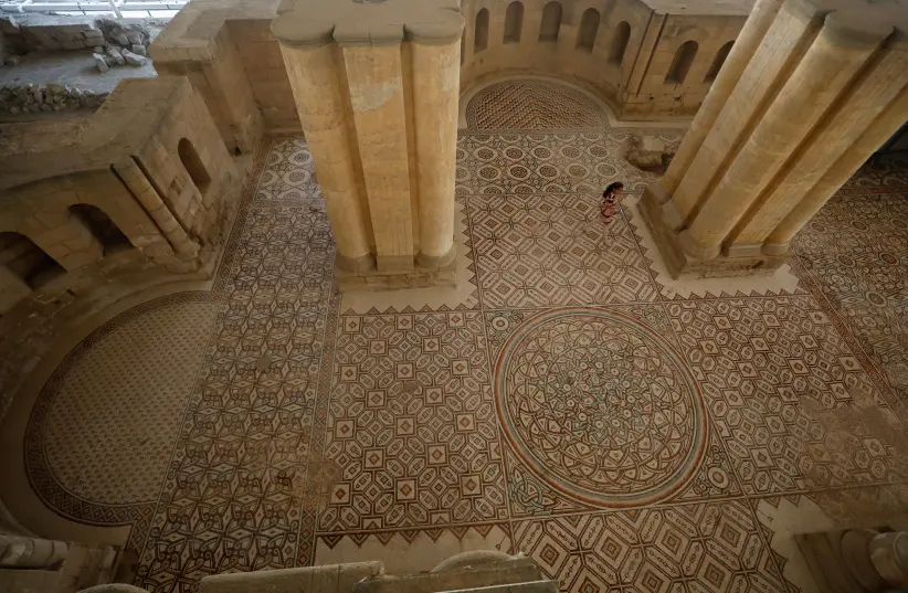 Palestinos visitam o Palácio de Hisham, que possui um dos maiores painéis de mosaico do mundo após sua abertura ao público, em Jericó, na Cisjordânia, em 25 de outubro de 2021. (Crédito da Foto: MOHAMAD TOROKMAN / REUTERS)