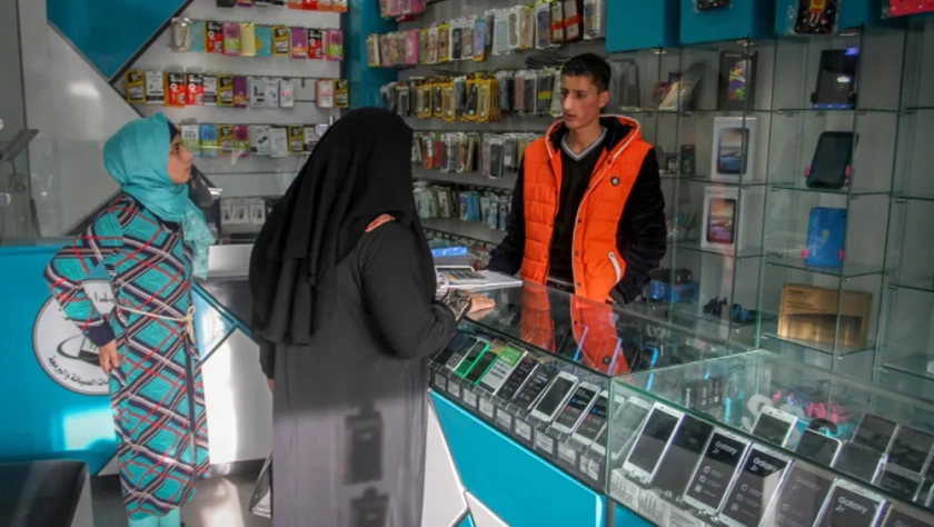 Abed Rahim Khatib / Flash90 Um palestino trabalha em uma loja de telefones celulares em Rafah, no sul da Faixa de Gaza, em 20 de novembro de 2016.