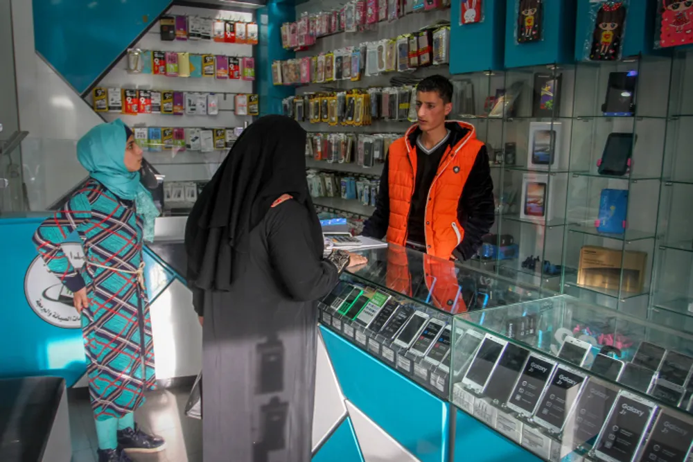 Abed Rahim Khatib / Flash90 Um palestino trabalha em uma loja de telefones celulares em Rafah, no sul da Faixa de Gaza, em 20 de novembro de 2016.