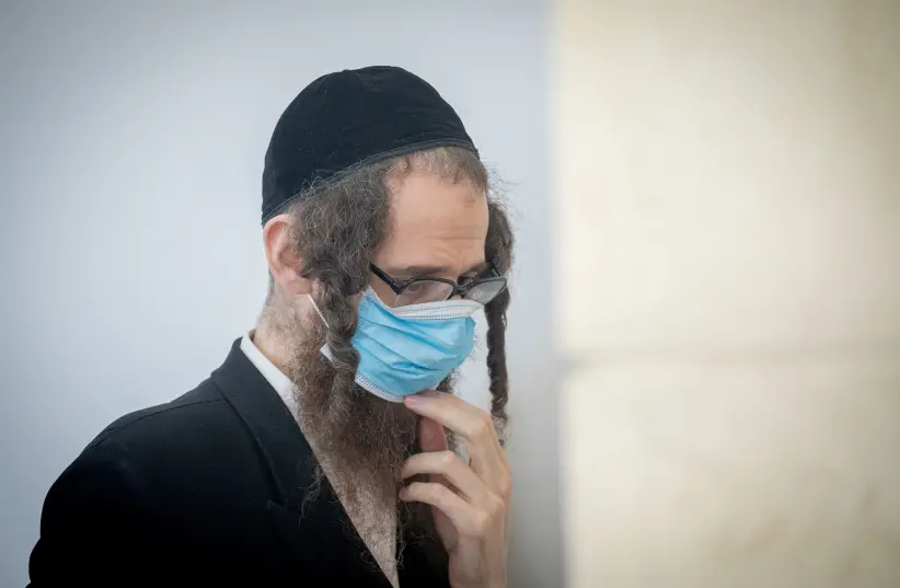 Eliezer Rumpler, da seita judaica Lev Tahor Haredi chega ao Tribunal Distrital de Jerusalém para uma audiência em 28 de junho de 2020. (crédito da foto: YONATAN SINDEL / FLASH 90)