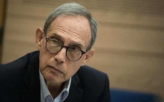 Em seguida, MK Nachman Shai participa de uma reunião do comitê do Knesset, em 13 de novembro de 2017. (Hadas Parush / Flash90)