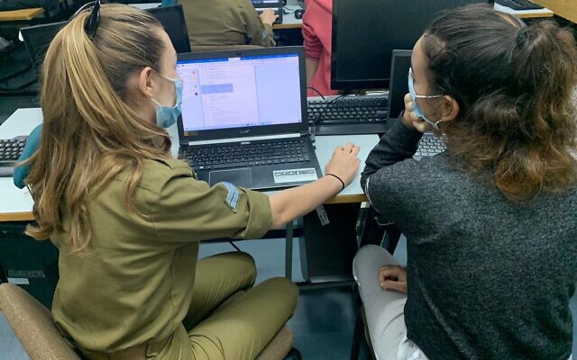 A Escola Militar de Ciência da Computação e Defesa Cibernética do IDF, que treina milhares de recrutas para várias funções no exército, lançou um programa preparatório para atrair mais mulheres jovens. (IDF)